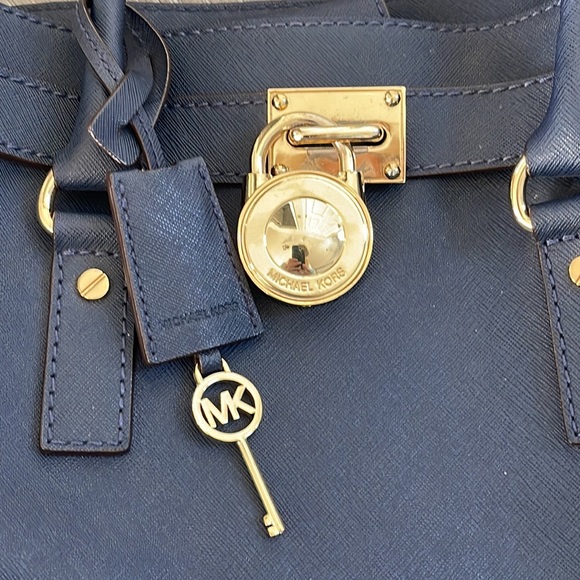 Michael Kors Navy Excellent Cond Large Hamilton Tote/ MK Dust Bag included - Picture 13 of 16